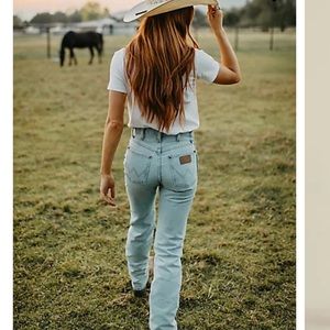 Women’s Wrangler Cowboy Cut Slim Fit Jean in Bleach